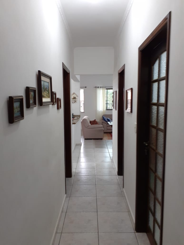 CASA COM 04 DORMITÓRIOS, SENDO